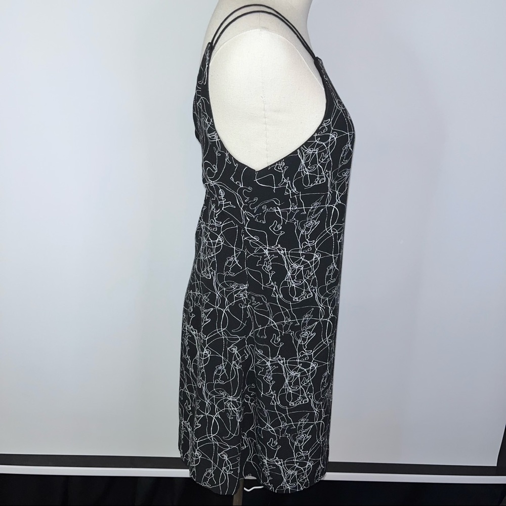 URBAN OUTFITTERS // SILENCE + NOISE Ella Printed Crepe Shift Mini Dress Medium - Picture 9 of 16